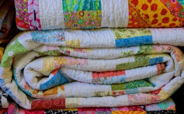blanket, bedsheets, quilts delivery courier services in greater noida